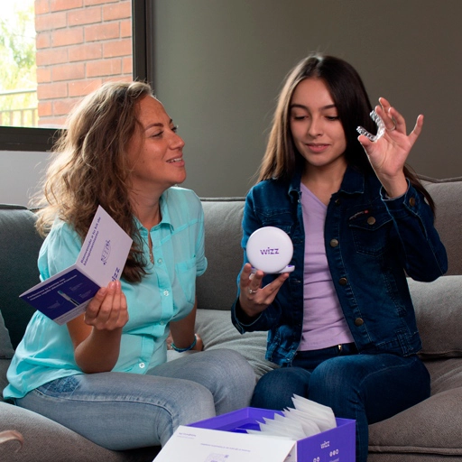 ¿Puede mi hijo usar brackets invisibles?